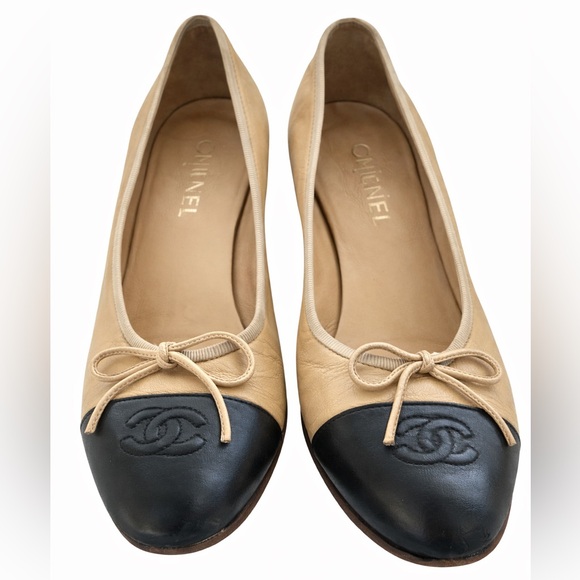CHANEL Shoes - CHANEL CHANEL Classic Cap Toe Ballet Flats Beige & Black Leather – Size 9.5